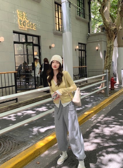 Fashion Ladies Fake Two-piece V-neck Sweater - Image 4